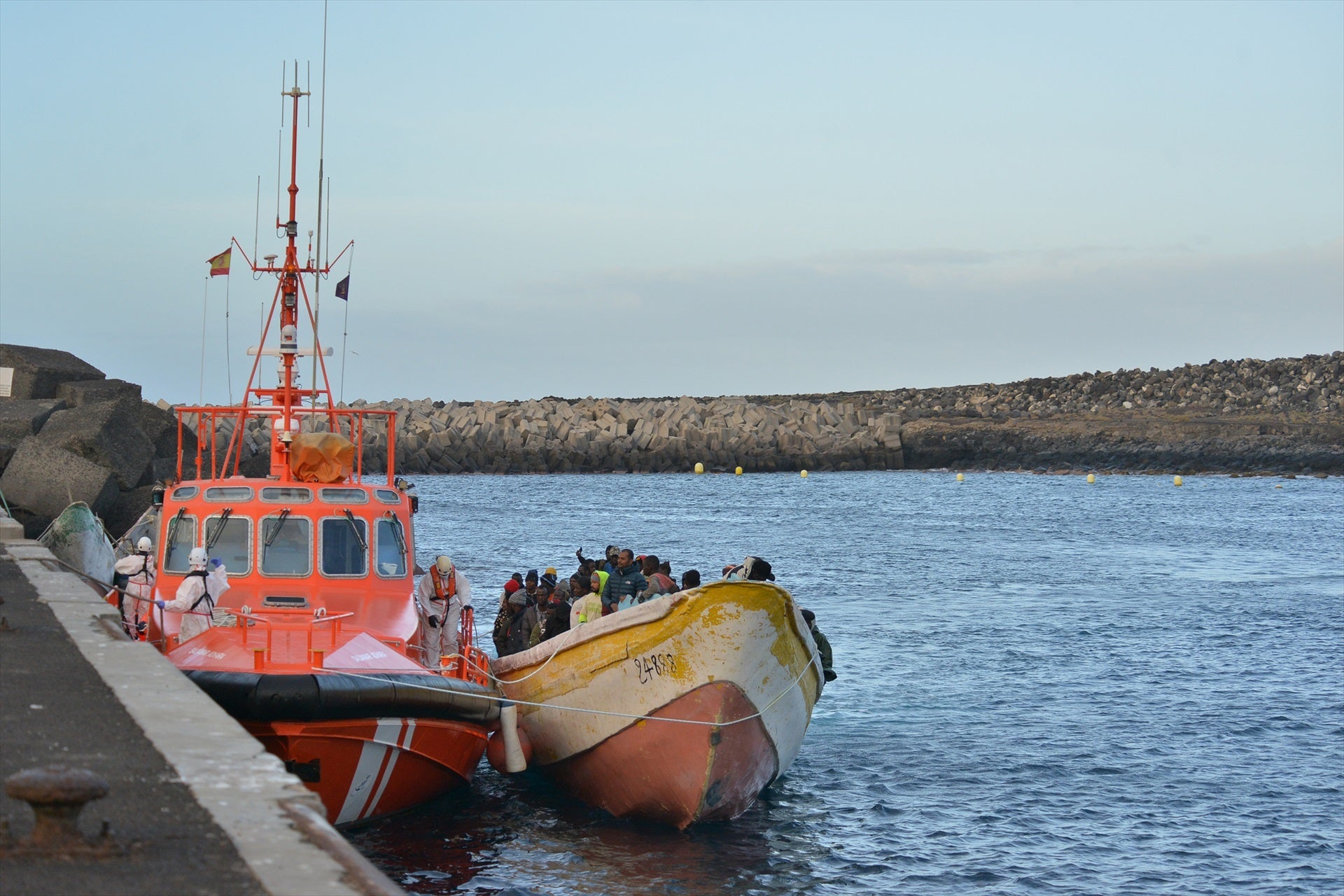Salvamento Marítimo rescata a quince migrantes de un cayuco al sur de El Hierro en el que había tres cadáveres Salvamento Marítimo rescata a quince migrantes de un cayuco al sur de El Hierro en el que había tres cadáveres