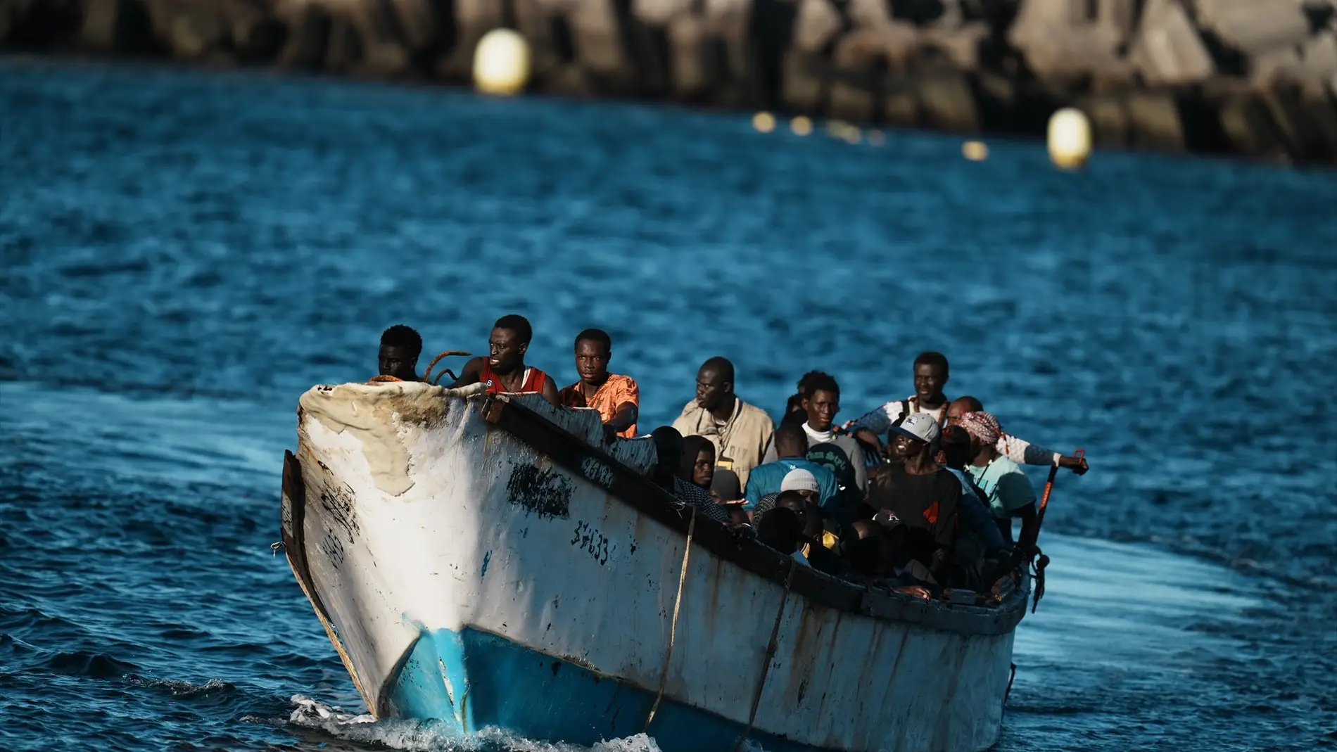 Imagen de archivo de un cayuco llegando a las costas españolas