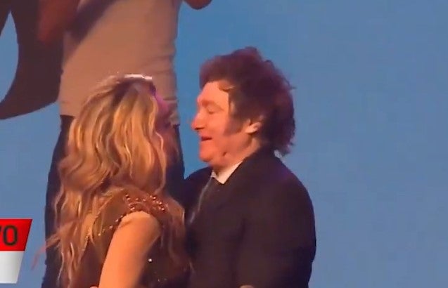 El beso viral de Milei a su pareja en el escenario tras una actuación El beso viral de Milei a su pareja en el escenario tras una actuación