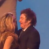 El beso viral de Milei a su pareja en el escenario tras una actuación