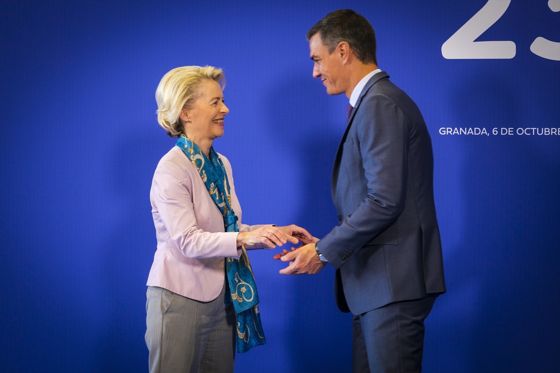 Von der Leyen felicita a España por su "exitoso" y "arduo" trabajo durante la Presidencia del Consejo de la UE Von der Leyen felicita a España por su "exitoso" y "arduo" trabajo durante la Presidencia del Consejo de la UE
