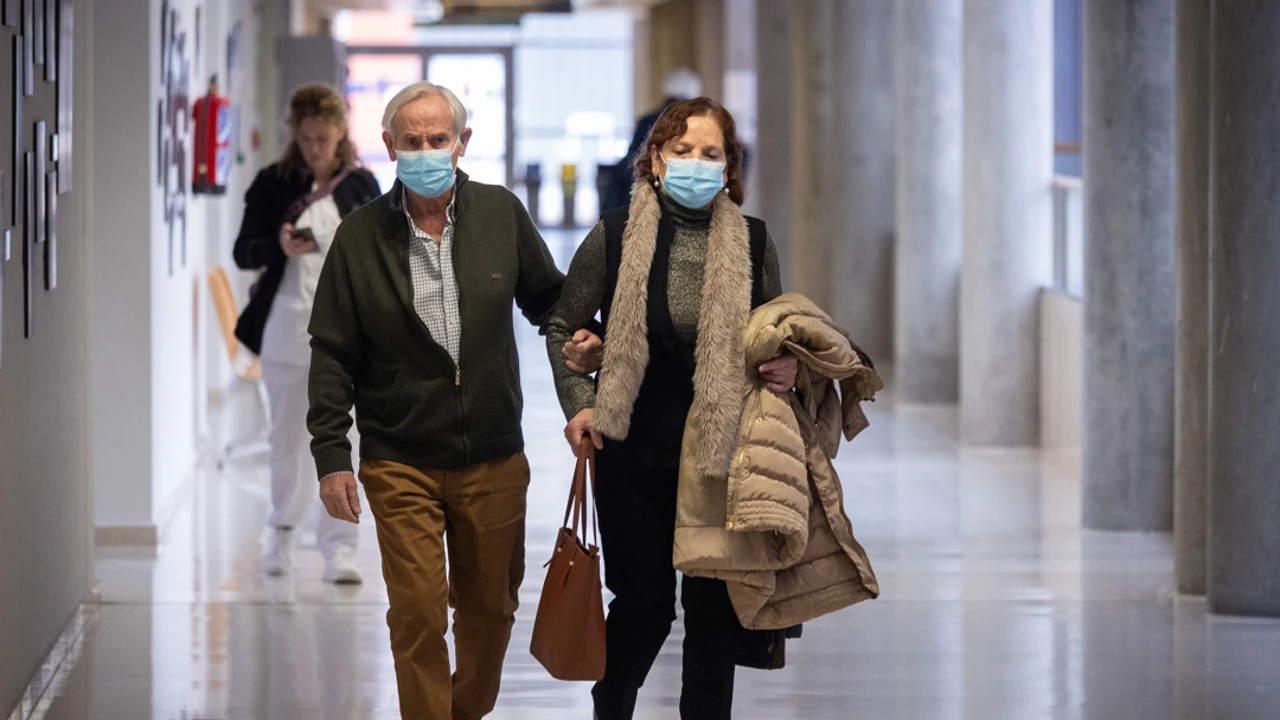 Dos personas con mascarillas