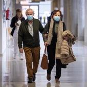 Dos personas con mascarillas Dos personas con mascarillas