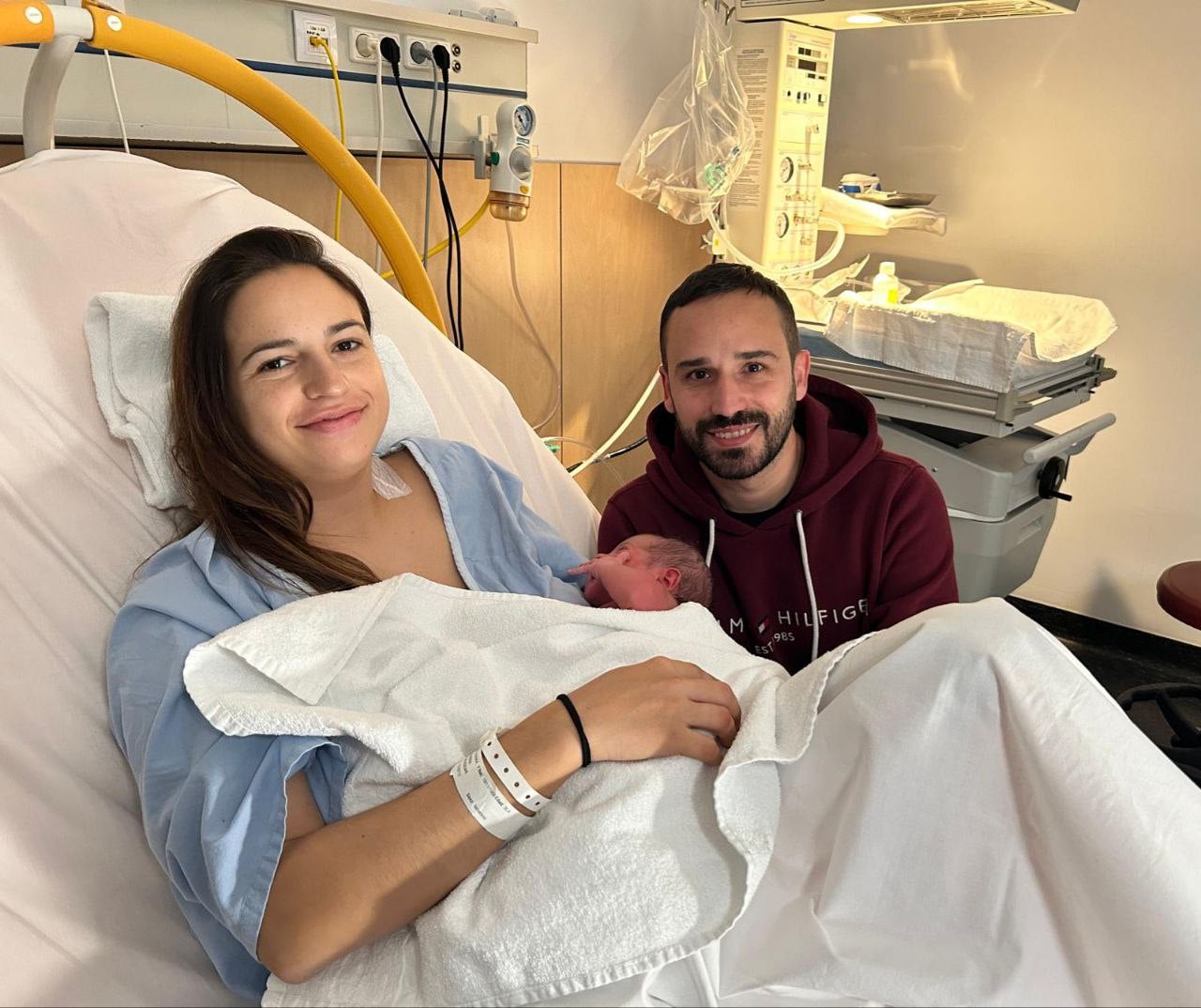 El primer nacimiento de 2024 en la Comunitat Valenciana: una niña llamada Chloe nacida en el Hospital del Vinalopó de Elche El primer nacimiento de 2024 en la Comunitat Valenciana: una niña llamada Chloe nacida en el Hospital del Vinalopó de Elche