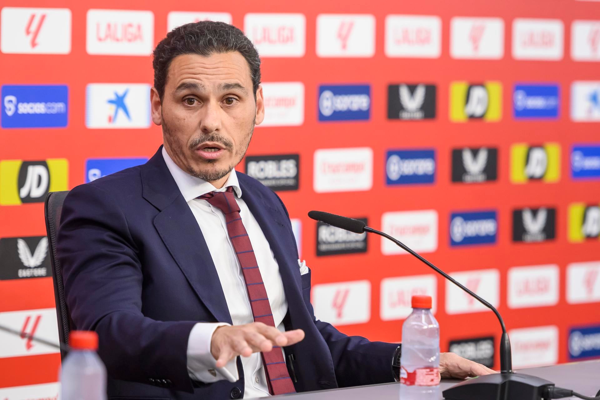 Del Nido Carrasco: "Tengo tantos retos en el Sevilla que no me puedo parar a pensar en lo que dice mi padre" Del Nido Carrasco: "Tengo tantos retos en el Sevilla que no me puedo parar a pensar en lo que dice mi padre"