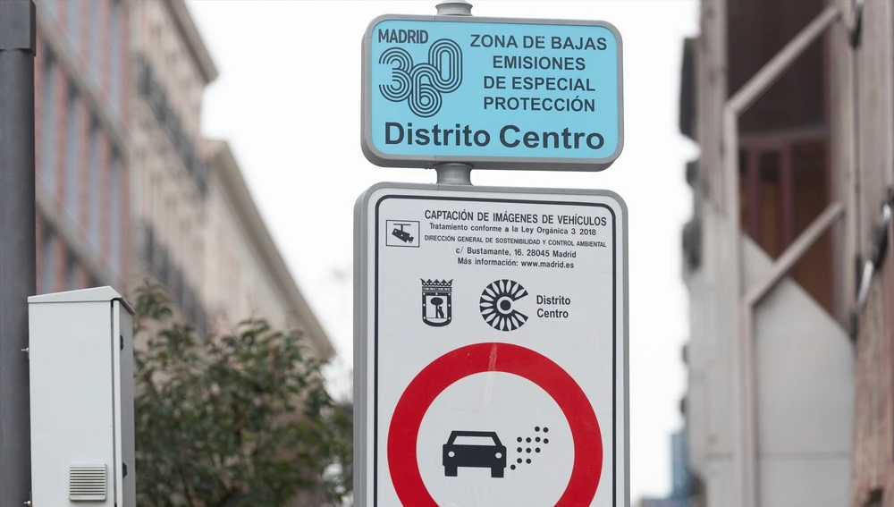 Una señalización de Zona de Bajas Emisiones de especial protección en el Distrito Centro, a 2 de enero de 2024, en Madrid