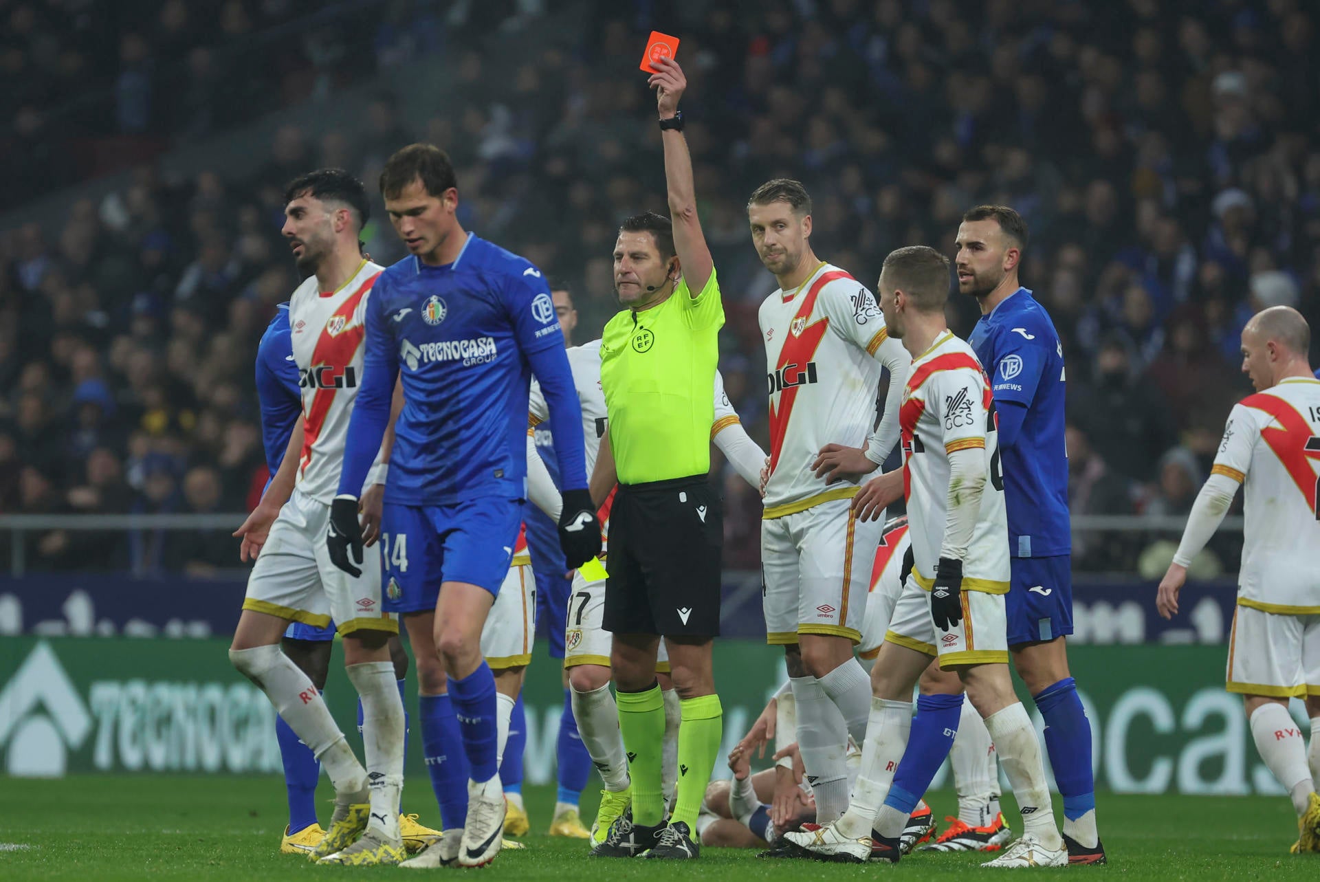 El Rayo se lleva la victoria ante el Getafe en un derbi con tres expulsados por Figueroa Vázquez El Rayo se lleva la victoria ante el Getafe en un derbi con tres expulsados por Figueroa Vázquez
