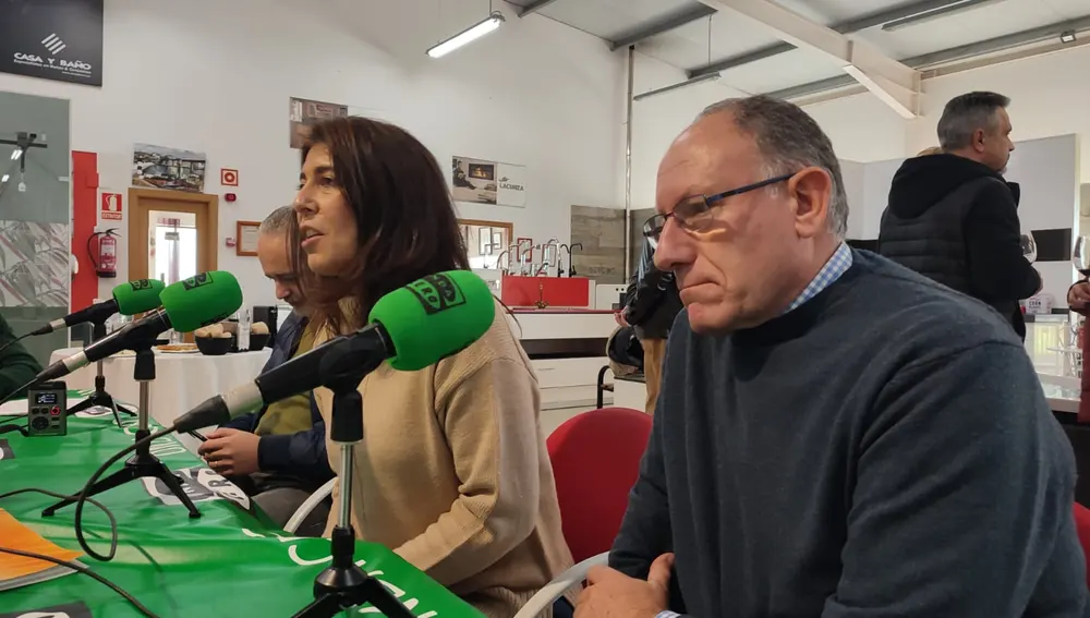 Leticia Avello y José M. Gonzalez "Pison" SOFINAVIA este año concierto en Navia de OBK. Leticia Avello y José M. Gonzalez "Pison" SOFINAVIA este año concierto en Navia de OBK.