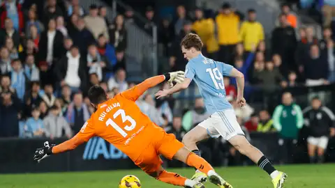 El centrocampista sueco del Celta, Williot Swedberg (d), intenta superar al guardameta portugués del Betis, Rui Silva, en la jugada que ha significado el segundo gol del equipo gallego durante el encuentro correspondiente a la jornada 19 de Laliga EA Sports que Celta y Betis han disputado hoy miércoles en el estadio de Balaidos, en Vigo. El centrocampista sueco del Celta, Williot Swedberg (d), intenta superar al guardameta portugués del Betis, Rui Silva, en la jugada que ha significado el segundo gol del equipo gallego durante el encuentro correspondiente a la jornada 19 de Laliga EA Sports que Celta y Betis han disputado hoy miércoles en el estadio de Balaidos, en Vigo.