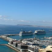 Dos cruceros atracados en el puerto de Alicante