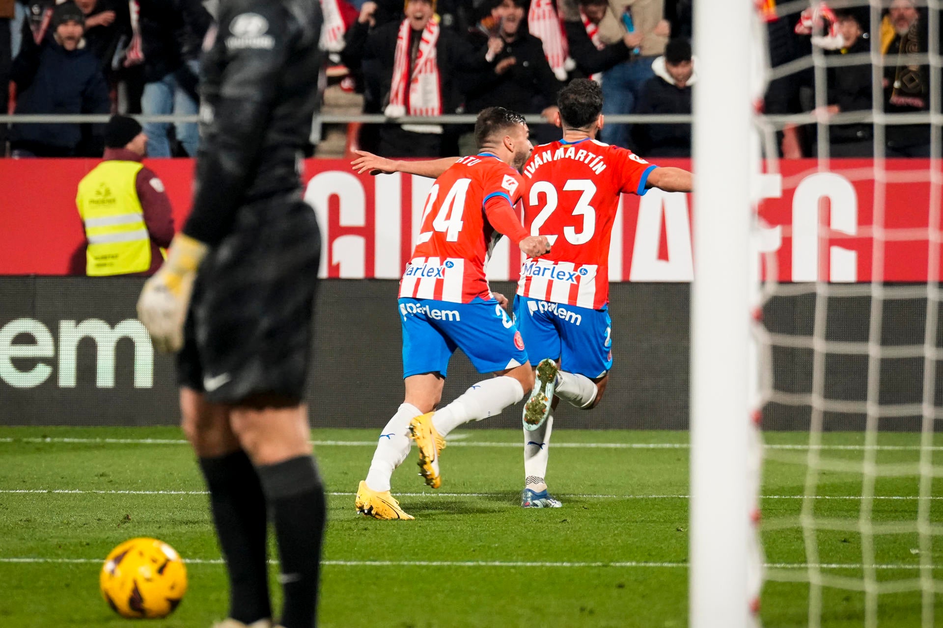 El Girona gana al Atlético y mantiene al Madrid el pulso por LaLiga El Girona gana al Atlético y mantiene al Madrid el pulso por LaLiga
