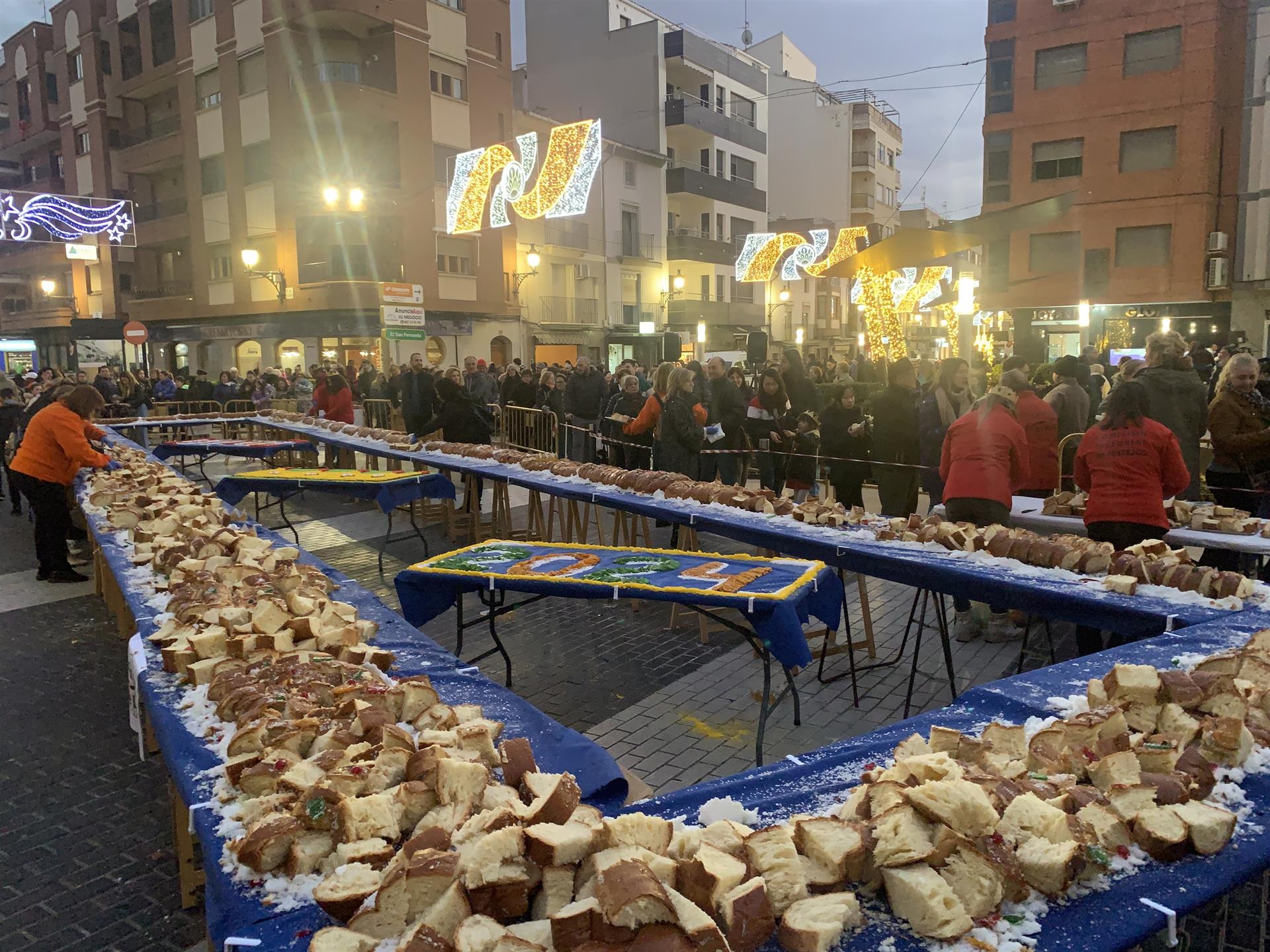 Más de 2.000 personas meriendan "a lo grande" el roscón de Reyes gigante que bate récords en Utiel Más de 2.000 personas meriendan "a lo grande" el roscón de Reyes gigante que bate récords en Utiel