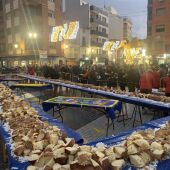 Más de 2.000 personas meriendan "a lo grande" el roscón de Reyes gigante que bate récords en Utiel