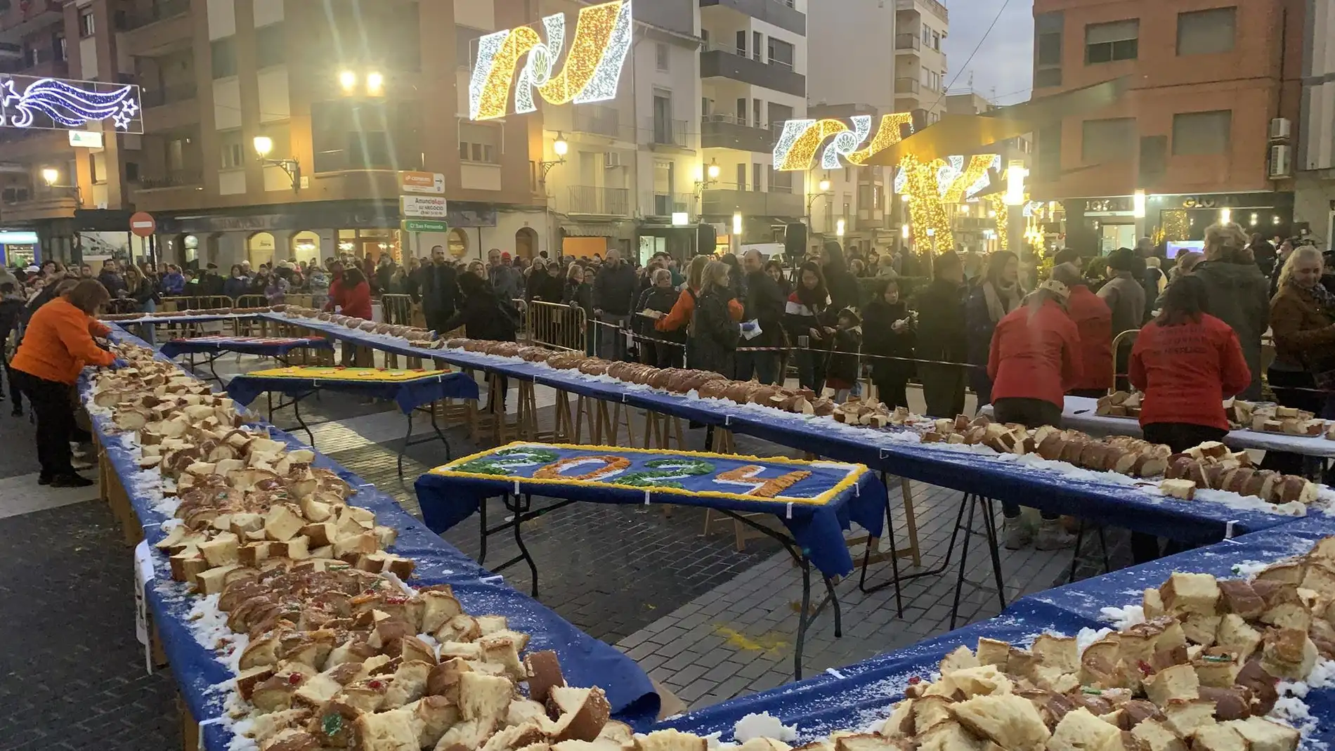 Más de 2.000 personas meriendan "a lo grande" el roscón de Reyes gigante que bate récords en Utiel