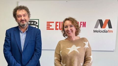 Antoni Gay&agrave;, presidente de Afedeco (izquierda), acompa&ntilde;a a Elka Dimitrova (izquierda) antes de la entrevista en Onda Cero Mallorca