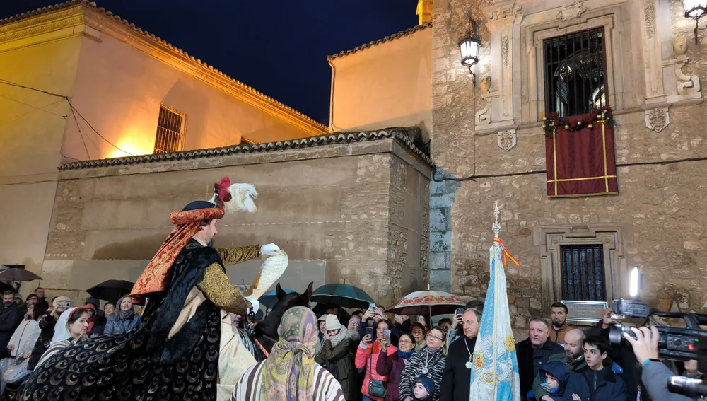 El Heraldo Real dirigió unas palabras frente al Camarín de la Virgen del Prado