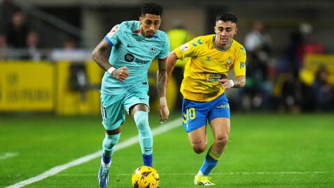 Raphinha y Moleiro durante el Las Palmas - Bar&ccedil;a