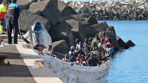 Los 73 inmigrantes rescatados por la embarcación de Salvamento Marítimo Concepción Arenal, trasladados al puerto de La Restinga, en el municipio de El Pinar, para ser atendidos por los equipos de emergencia.