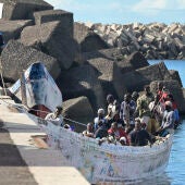 Los 73 inmigrantes rescatados por la embarcación de Salvamento Marítimo Concepción Arenal, trasladados al puerto de La Restinga, en el municipio de El Pinar, para ser atendidos por los equipos de emergencia.