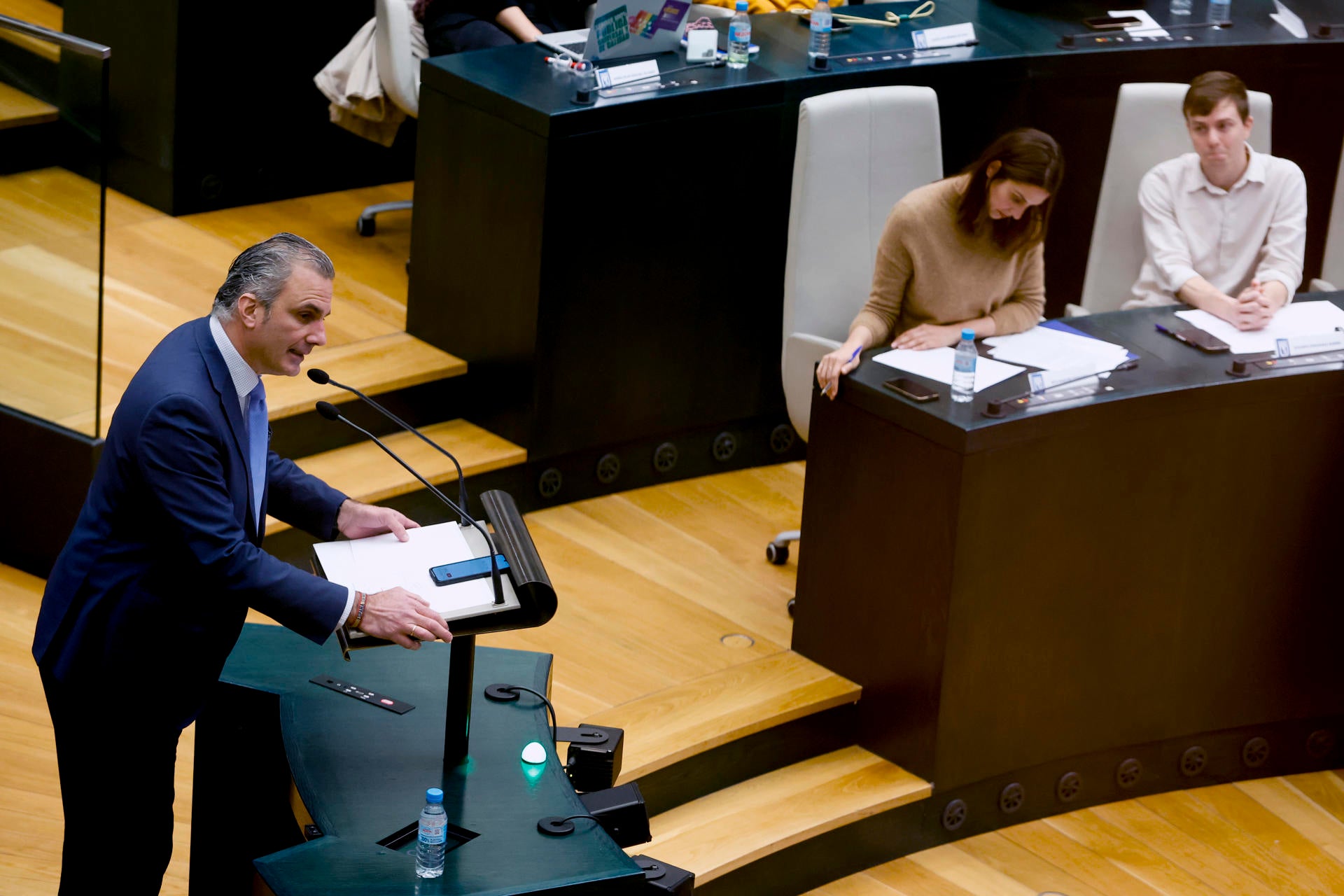 El Ayuntamiento de Madrid reprueba a Ortega Smith por lanzar una botella a Rubiño El Ayuntamiento de Madrid reprueba a Ortega Smith por lanzar una botella a Rubiño
