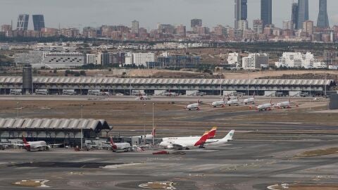 Vista de un avi&oacute;n de Iberia en la Terminal 1 del aeropuerto de Adolfo Su&aacute;rez Madrid-Barajas