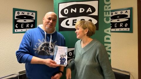 Txusmi S&aacute;ez con su libro "Las mujeres sostienen la mitad del cielo"
