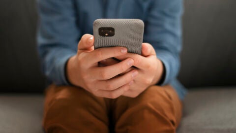 Joven usando un teléfono móvil