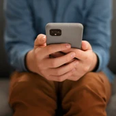 Joven usando un teléfono móvil Joven usando un teléfono móvil
