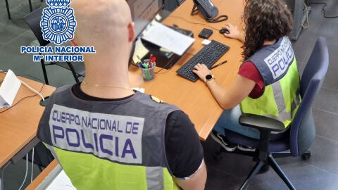 Agentes de la Polic&iacute;a Nacional en plena investigaci&oacute;n