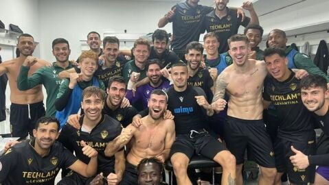 La plantilla del CD Castell&oacute;n celebra la victoria en Sanl&uacute;car