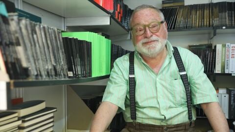 El escritor Fernando Savater firma libros en la caseta de Visor Poes&iacute;a en la Feria del Libro 2022
