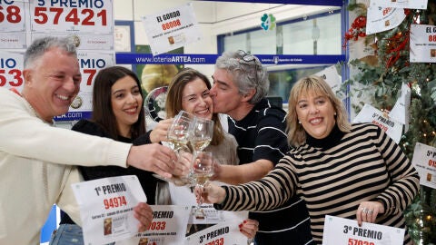 Los loteros de una administraci&oacute;n de loter&iacute;a celebran haber vendido el primer y el tercer premio