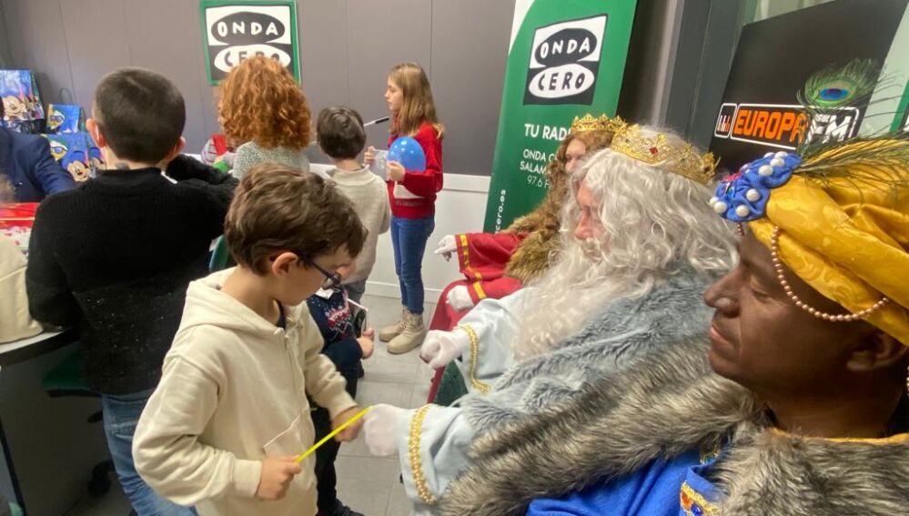 Ilusión en los estudios de 'Onda Cero Salamanca' con la presencia de Melchor, Gaspar y Baltasar