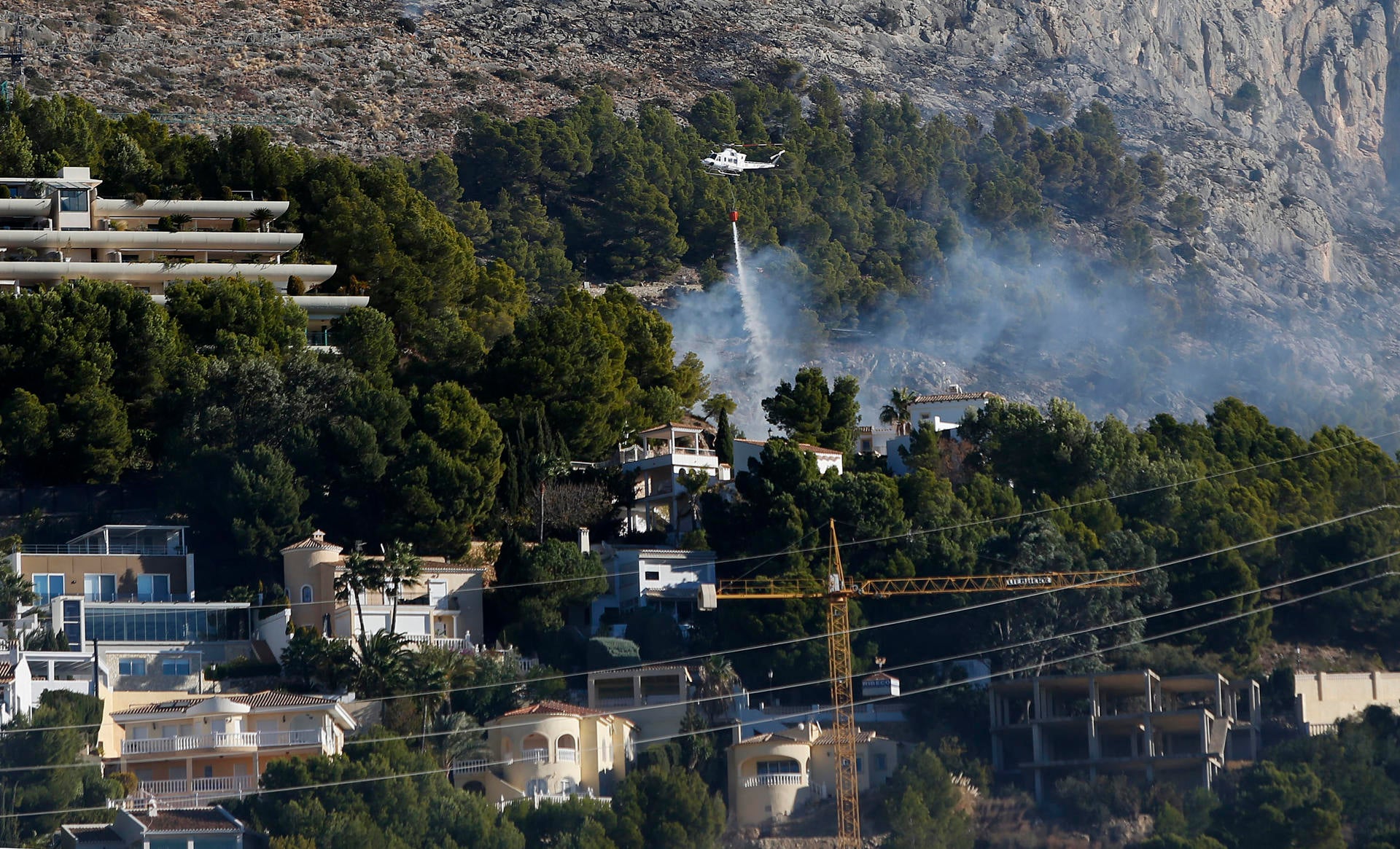 Un grave incendio en la Noche de Reyes obliga a evacuar varias urbanizaciones en la zona de Altea Hills Un grave incendio en la Noche de Reyes obliga a evacuar varias urbanizaciones en la zona de Altea Hills