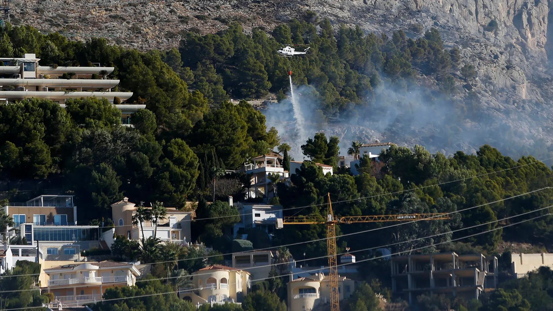 Un grave incendio en la noche de Reyes obliga a evacuar varias urbanizaciones en la zona de Altea Hills Un grave incendio en la noche de Reyes obliga a evacuar varias urbanizaciones en la zona de Altea Hills