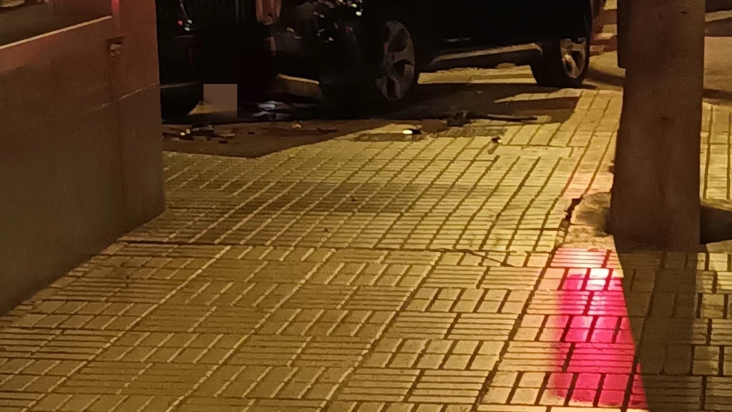 Un coche se empotra en la Noche de Reyes contra la fachada del Bar Mónaco de Elche Un coche se empotra en la Noche de Reyes contra la fachada del Bar Mónaco de Elche
