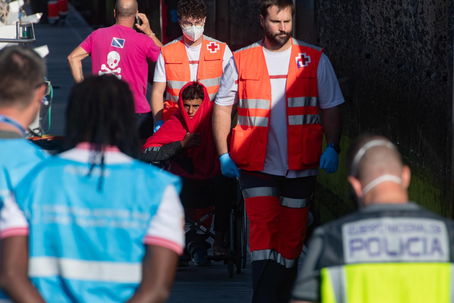 Salvamento Marítimo rescata en Canarias a un migrante a la deriva sobre un neumático de camión Salvamento Marítimo rescata en Canarias a un migrante a la deriva sobre un neumático de camión