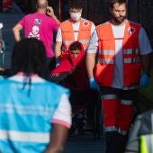 Salvamento Marítimo rescata en Canarias a un migrante a la deriva sobre un neumático de camión