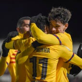 Raphinha y Héctor Fort celebran uno de los goles del Barça en Barbastro