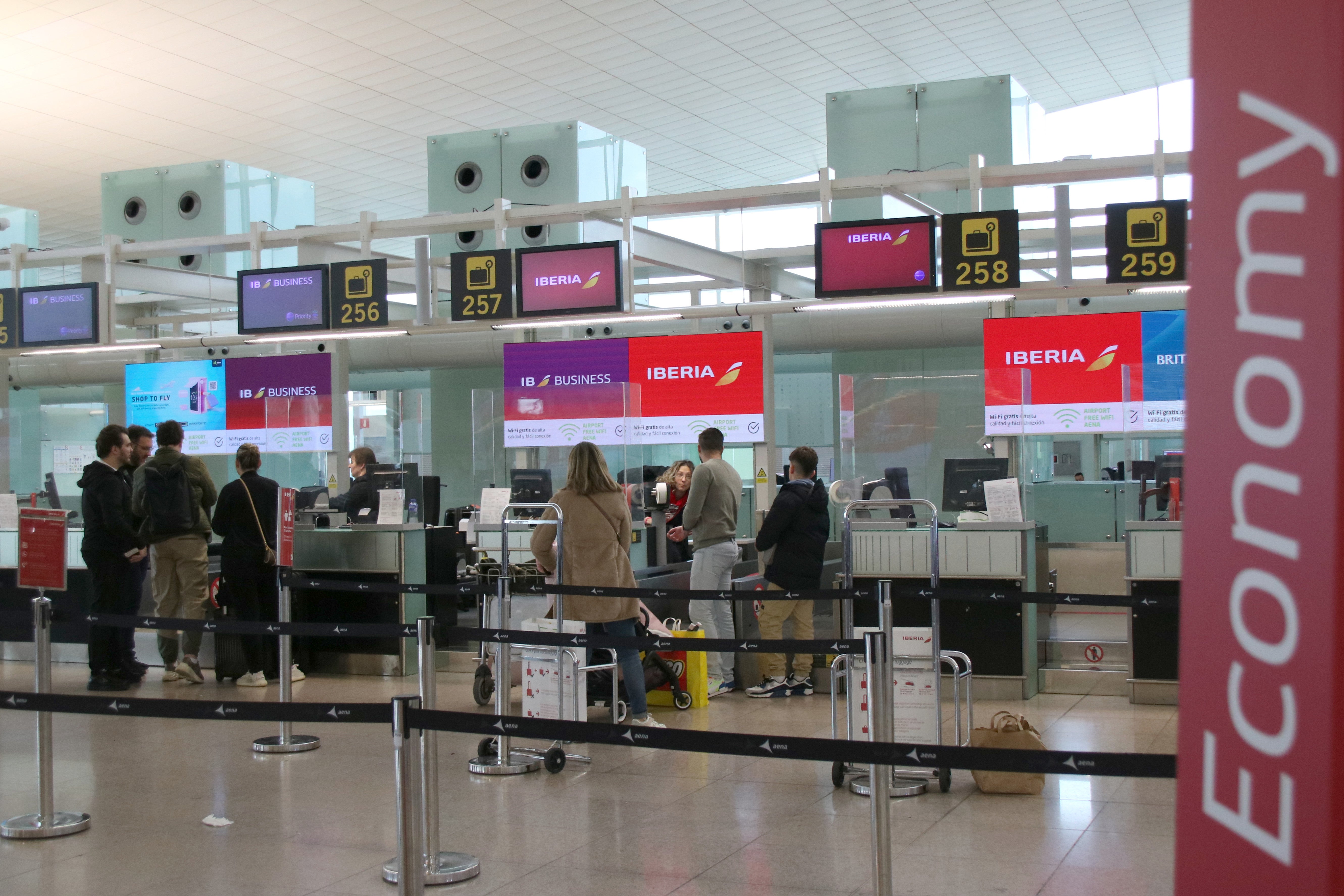 Iberia admet problemes amb centenars de maletes en 3 dels 29 aeroports que gestiona el servei de handling Iberia admet problemes amb centenars de maletes en 3 dels 29 aeroports que gestiona el servei de handling