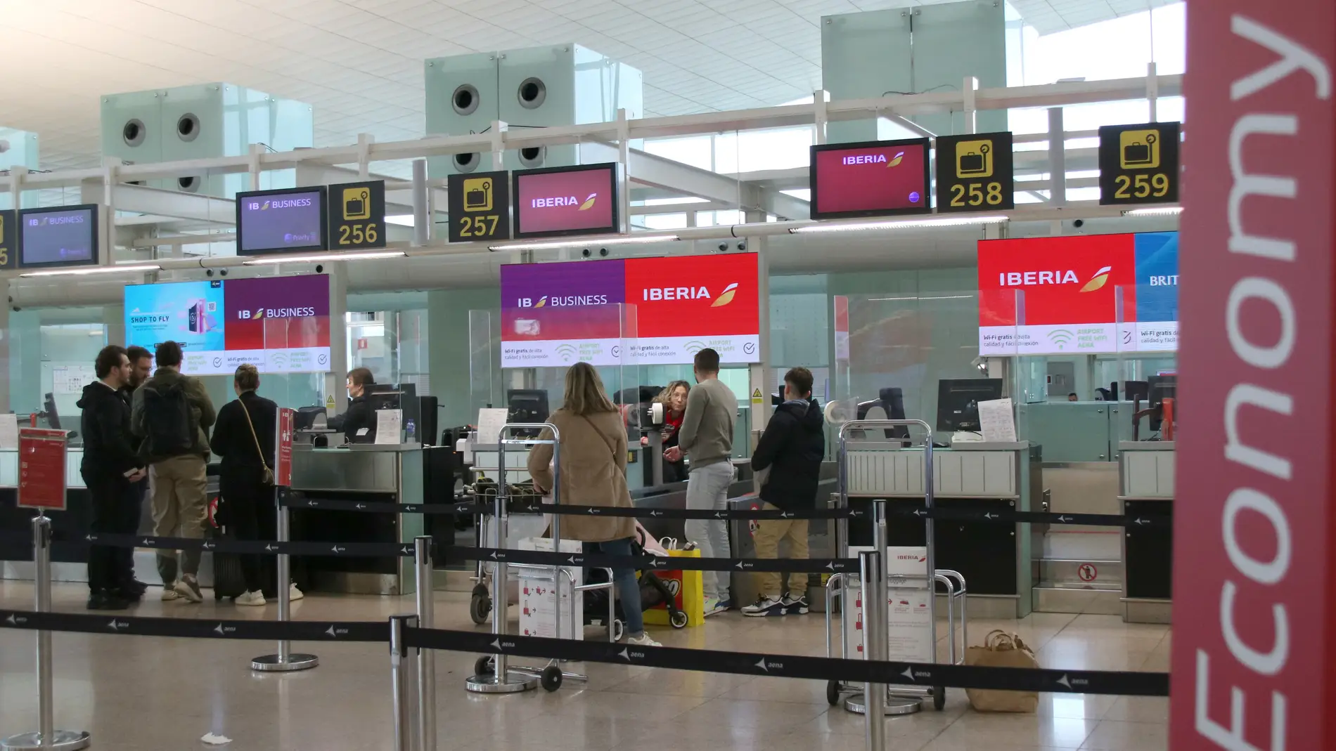Iberia admet problemes amb centenars de maletes en 3 dels 29 aeroports que gestiona el servei de handling