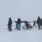  Varias personas caminan sobre la nieve en la localidad cántabra de Brañavieja