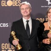El director británico Christopher Nolan y la productora de cine británica Emma Thomas sostienen sus Globos de Oro