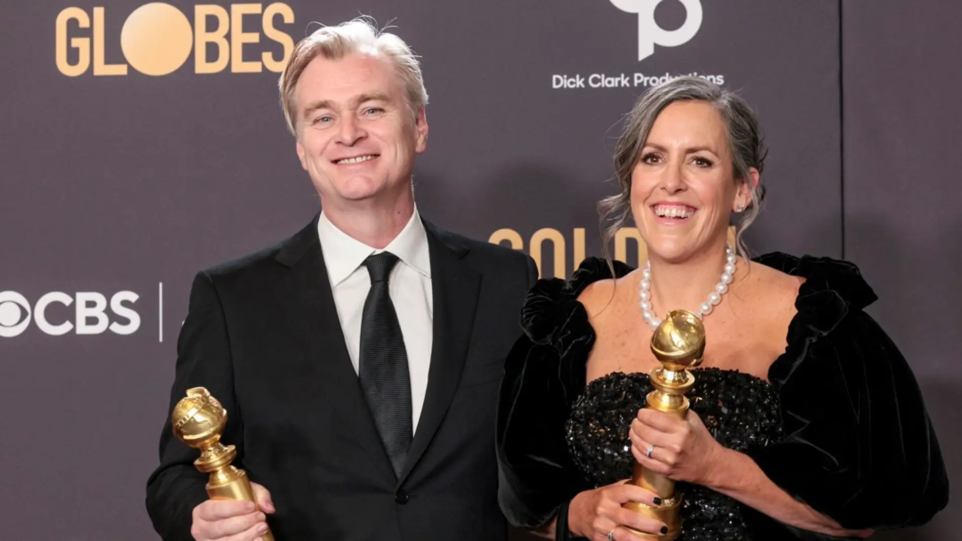 El director británico Christopher Nolan y la productora de cine británica Emma Thomas sostienen sus Globos de Oro