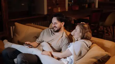 Estas son las veces que miramos al teléfono mientras vemos la televisión Estas son las veces que miramos al teléfono mientras vemos la televisión