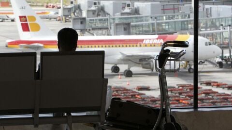 Imagen de archivo de un viajero en la T-4 del Aeropuerto Adolfo Suárez Madrid-Barajas.