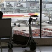 Imagen de archivo de un viajero en la T-4 del Aeropuerto Adolfo Suárez Madrid-Barajas.