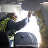 Un investigador examina el vuelo de Alaska Airlines accidentado