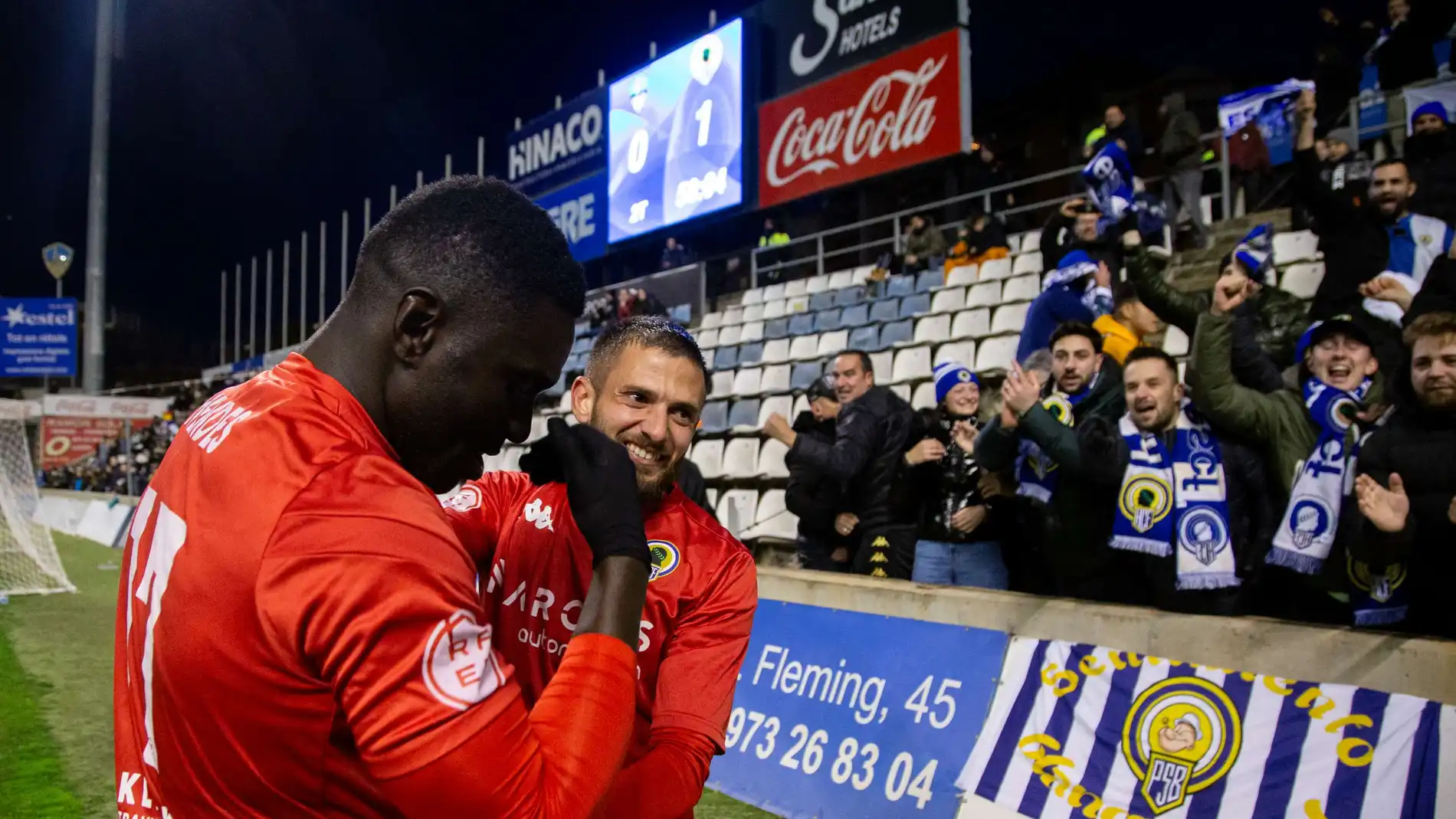 Mendes celebra con Artiles el gol de la victoria en Lleida. 