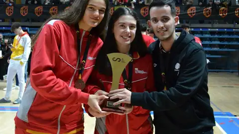 Las palentinas Amelia Alonso y Lucía Carretero logran el Campeonato de España Infantil de baloncesto con la selección de Castilla y León .